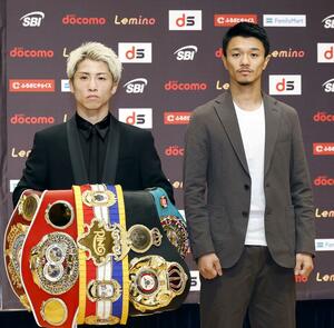 公式記者会見を終え写真撮影に応じる世界スーパーバンタム級４団体統一王者の井上尚弥（左）と挑戦者の中谷潤人＝３０日、東京都文京区