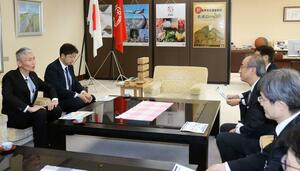 小児専門医療施設の開設について報告する新潟大医歯学総合病院の菊地利明院長(左)ら=27日、県庁