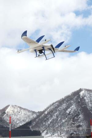 積雪斜面の調査で飛行するドローン＝湯沢町湯沢