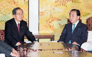 　党首会談に臨む立憲民主党の野田代表（右）と公明党の斉藤代表＝１５日午後、国会