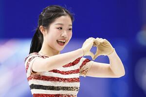 フィギュアスケート女子SPの演技を終え、カメラに向かいポーズをとる中井亜美=17日、イタリア・ミラノ(共同)