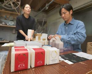 6月に発売したコメのギフトセットの発送作業をする桑原真吾さんと妻のあゆみさん=南魚沼市(長岡支社・金子悟)
