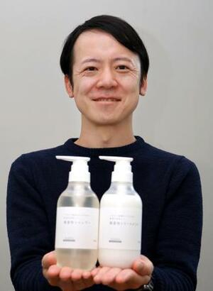 妊婦向けに無香性のシャンプーとトリートメント「mushu」を開発した樋口拓郎さん=名古屋市