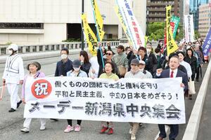 物価高騰を上回る賃上げなどを訴えたデモ行進＝１日、新潟市中央区