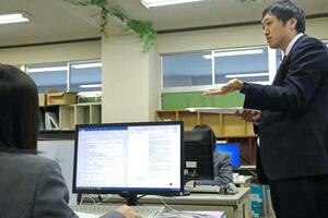 八海高校で行われた生成ＡＩを活用する公開授業＝南魚沼市余川