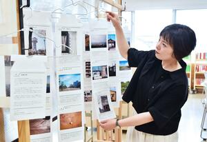 写真作品「長岡百景」と松元那々子さん。写真を洗濯物に見立てて展示する=長岡市水道町5の東中学校