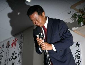 和歌山選挙区で落選が決まり、支持者らに頭を下げる自民党の二階伸康氏=20日深夜、和歌山市