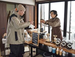
雪祭りでコーヒー店を出店した島川昂大さん（右）＝長岡市川口中山
