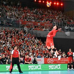ブルガリア戦でサーブを放つ石川=有明アリーナ