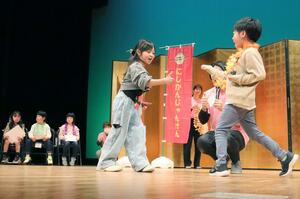 小中学生が熱戦を繰り広げた「にしかんじゃんけん大会」の決勝大会＝新潟市西蒲区巻甲
