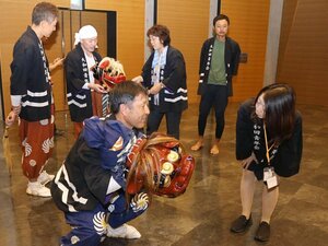 県内外から訪れた観光客らが佐渡の文化に親しんだイベント=9月7日、佐渡市両津夷