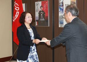 花角英世知事と面会し、義援金を贈る連合の芳野友子会長=13日、県庁