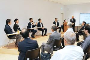 ながおかDXセンターの1年目の支援実績を説明した報告会=長岡市大手通2