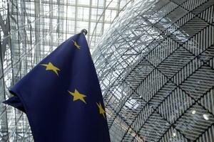 EU欧州委員会の建物内にあるEU旗=昨年6月、ブリュッセル(AP=共同)