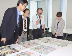 コンテストの応募作品を評価する審査員=10月5日、新潟市中央区万代3