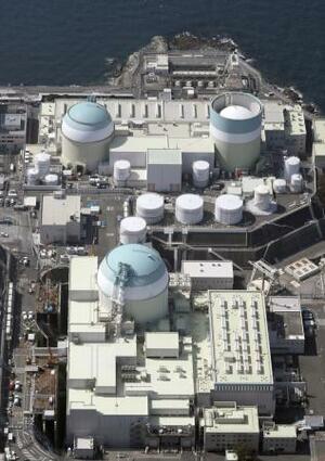 　四国電力伊方原発３号機（手前）と２号機（奥左）＝愛媛県伊方町