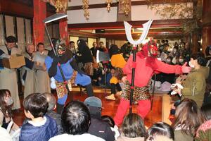 40回目を迎えた金泉寺の節分会。迫力あふれる鬼踊りが披露された=2月2日、柏崎市長崎