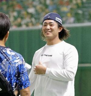 練習前に笑顔の西武・今井=みずほペイペイドーム
