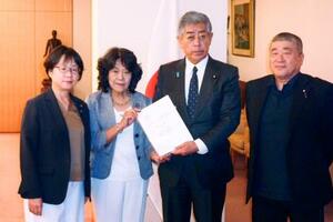 岩屋外相(中央右)に要望書を手渡す人道外交議員連盟の阿部知子事務局長(同左)=11日午後、外務省