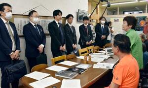 胎児性水俣病の患者(右手前)らと面会するトライグループの社員ら=4日午後、熊本県水俣市