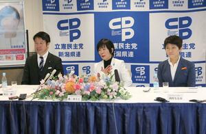 参院選への決意を語った立憲民主党の森裕子氏(中央)=3月2日、新潟市中央区