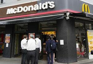 マクドナルドの店舗=2024年7月、東京都内