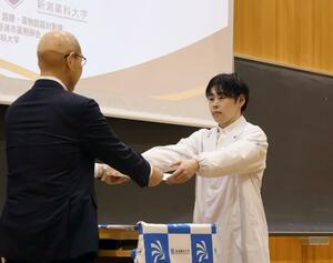 薬物乱用防止を呼びかける活動の委嘱状を受け取る新潟薬科大の学生＝新潟市秋葉区東島