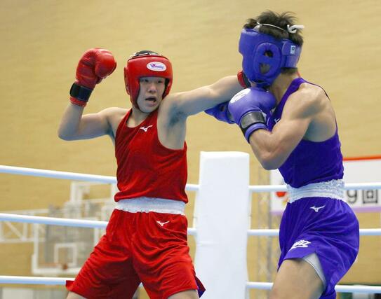 ボクシング少年男子ウエルター級　開志学園高の寺島隆惺。上下に打ち分けて優位に立ち判定勝ちで決勝に駒を進めた＝滋賀県東近江市能登川アリーナ