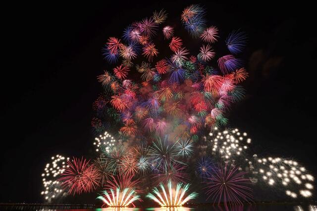 夜空を華やかに彩った阿賀野川ござれや花火＝２５日、新潟市北区