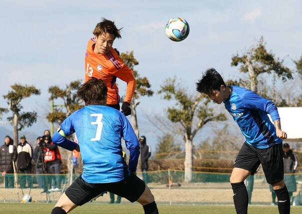 頭でゴールを狙う落合陸＝宮崎県都城市