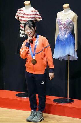 ミラノ・コルティナ冬季五輪で銅メダルを獲得し、勇志国際高が開いた祝賀会でポーズをとるフィギュアスケート女子の中井亜美＝１日、千葉県流山市