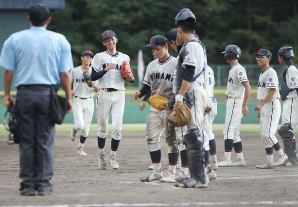 最後の打者を打ち取り、笑顔で整列に向かう新潟南の主戦、山田侑一朗（中央）＝９月１１日、新発田市五十公野公園野球場