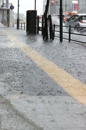 水につかった歩道＝７月２５日、新潟市中央区万代３