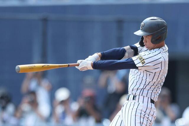 新潟産大付-帝京長岡 3回帝京長岡1死二塁、有馬凛空の適時二塁打で1-0=7月24日、新潟市中央区長潟のハードオフ・エコスタジアム