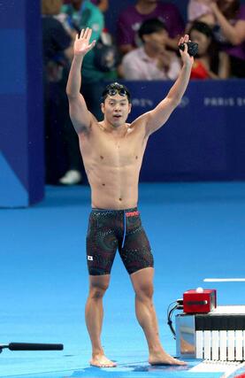 男子１００メートルバタフライ決勝　プールから上がり、声援に応える水沼尚輝＝８月３日、パリ郊外（本社写真映像部・新井田悠）