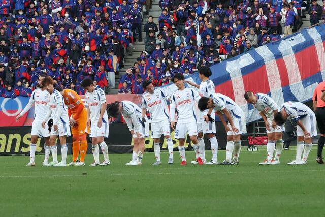 今季最終戦を引き分けで終えた新潟選手たち＝味の素スタジアム