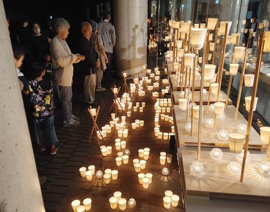 市民らがろうそくをともした「結の灯り」＝１０月２３日、魚沼市干溝の小出郷文化会館