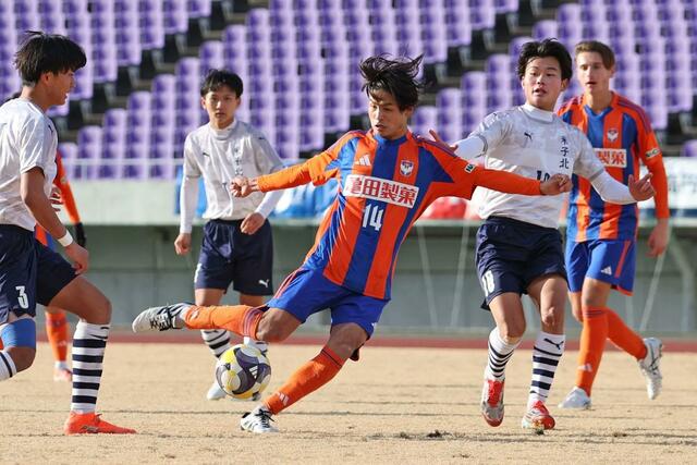 後半、攻め込む新潟Ｕ－１８のＭＦ井本修都＝広島市