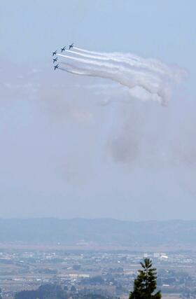 中越大震災復興記念祭に合わせて行われた、航空自衛隊によるブルーインパルス展示飛行＝２０２６年４月１９日、小千谷市の信濃川上空
