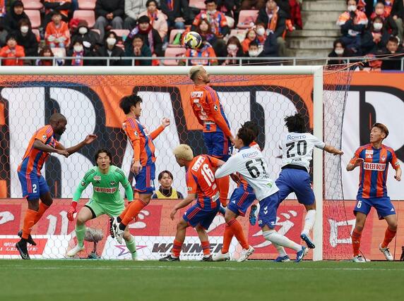 新潟-G大阪 後半、ゴール前で相手の攻撃を跳ね返す新潟の選手たち=ビッグスワン