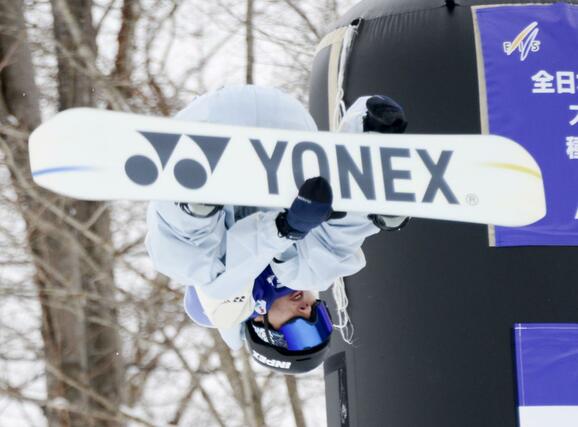 ハーフパイプ男子　２位の平野流佳＝札幌市ばんけいスキー場