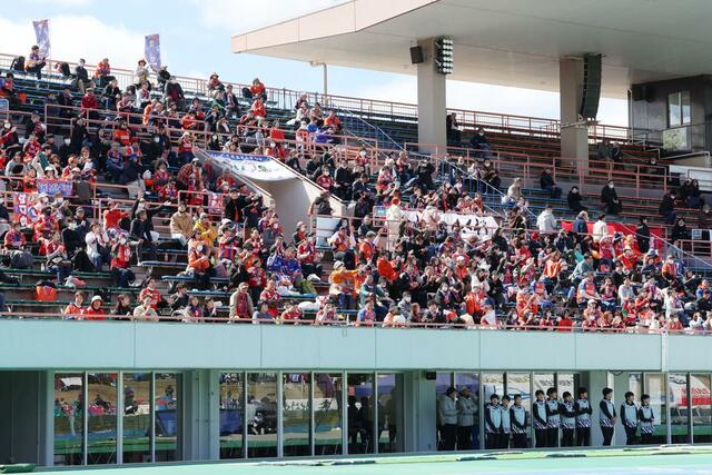 奈良戦に駆けつけた新潟サポーター＝ロートフィールド奈良