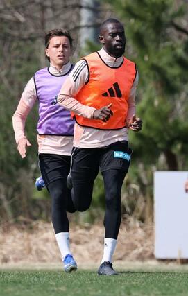 母国オーストラリアの代表活動から帰国したＤＦジェイソン・ゲリア＝４月３日、聖籠町