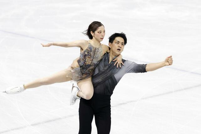 ペア・フリー　演技する三浦璃来（左）、木原龍一組＝ミラノ（共同）