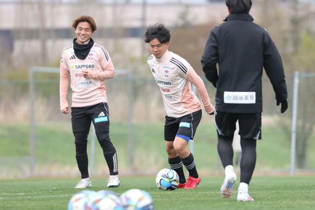 高知戦に向けて調整する主将のＭＦ藤原奏哉＝聖籠町