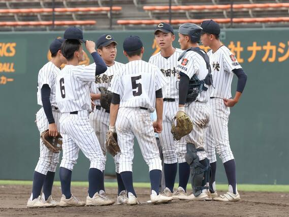 新発田中央－中越　８回、マウンドに集まり言葉を交わす新発田中央の選手たち＝三条パール金属スタジアム