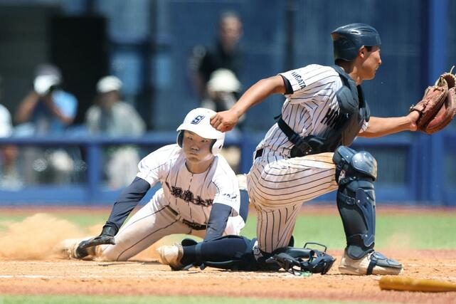 北越－新潟産大付　９回新潟産大付２死一塁、角張奏真の二塁打で１走岡村槙也が生還し２－０＝エコスタ