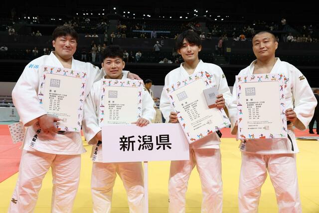 成年男子柔道準々決勝　５位入賞を果たした新潟（左から星野太駆、丸山晃志、池田晴紀、五十嵐遼介）＝佐賀市のＳＡＧＡアリーナ