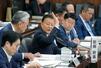 　衆院憲法審査会に出席した自民党の新藤義孝氏（手前から３人目）＝１４日午前、国会
