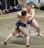 大の里（奥）が押し出しで平戸海を下し、勝ち越しを決める＝両国国技館